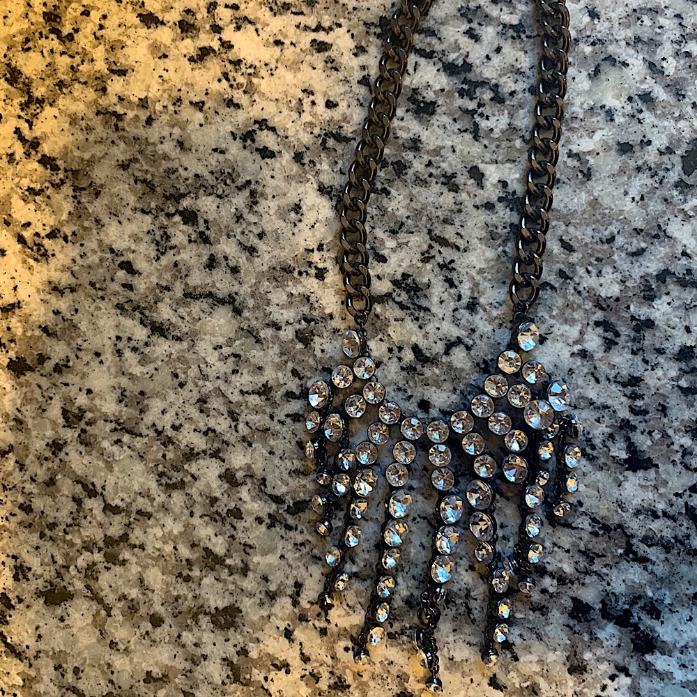 Chain necklace w hanging stones